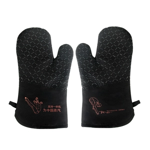 Detail of black heat-resistant silicone oven mitts with diamond non-slip texture and long cuffs