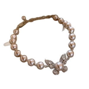 Bracciale di perle color rosa con ciondolo a farfalla micro-incastonato, elegante