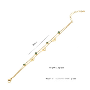 Détail du bracelet double couche en or acier inoxydable avec étoile verte et cœur