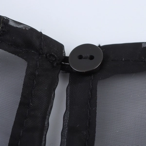 Chemisier en organza noir de style français avec détail de bouton et manches bouffantes