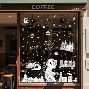 Stickers de Noël blancs avec Père Noël et rennes sur une vitrine de café chaleureuse