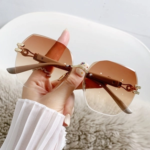 Lunettes de soleil polygonales sans monture avec verres dégradés et branches dorées
