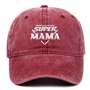 Dettaglio del ricamo bianco Super Mama e cotone rosso lavato sul berretto da baseball