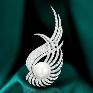 Broche Élégante en Forme d'Aile et Plume pour Femme en Cuivre Argenté Incrusté de Zircone Grosse Künstliche Perle Corsage Broche Manteau Bijoux