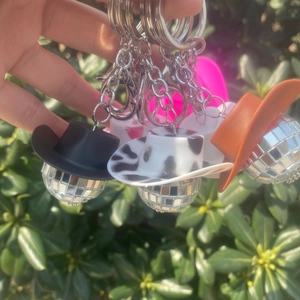 Mini-Discokugel-Schlüsselanhänger mit bunten Cowboyhüten an einem Metall-Schlüsselring
