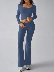 Ensemble en tricot bleu deux pièces avec haut à manches longues et pantalon évasé