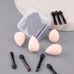 Mini set trucco con 4 spugne rosa e pennelli per ombretto a doppia punta in scatola chiara
