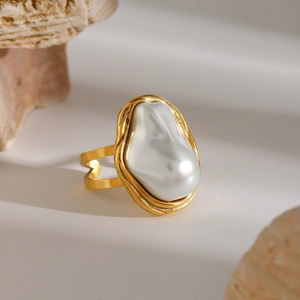 Baroque pearl ring in 18k gold plated stainless steel with an elegant adjustable open band