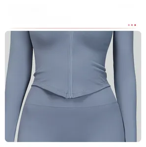 Détail de l'ourlet en V et de la fermeture éclair sur la veste de yoga cintrée