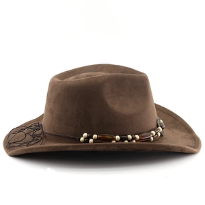 Détail d'un chapeau de cowboy marron en daim avec une bande de perles ethniques