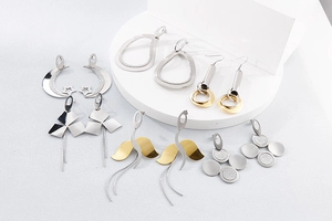 Gros plan de diverses boucles d'oreilles géométriques en argent et or avec strass
