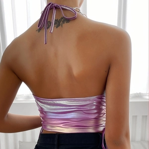 Détail du haut licou violet métallisé montrant le dos nu et les détails de laçage