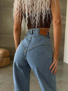 High-Waist Jeans in Hellblau mit V-förmiger Naht hinten für eine schlanke Passform