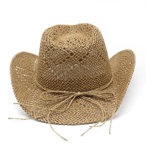 Dettaglio ravvicinato del cappello Panama in paglia traforata con nastro di corda