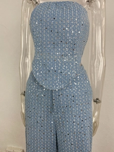 Détail d'un ensemble deux pièces à paillettes bleu clair avec haut tube et pantalon large