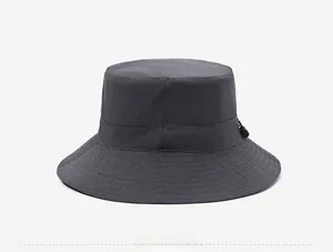 Vue latérale du chapeau de soleil gris foncé avec boucle réglable et tissu technique durable