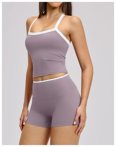 Gros plan sur l'ensemble de yoga violet avec bordure blanche montrant le tissu élastique