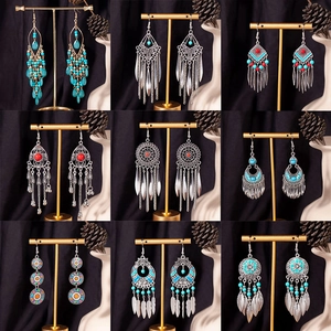 Orecchini vintage bohémien con perline turchesi e nappe in finitura argento antico spazzolato