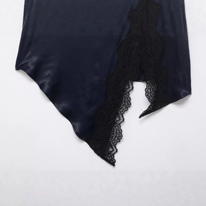 Robe mini élégante en satin noir avec bordure en dentelle et ourlet asymétrique sur blanc