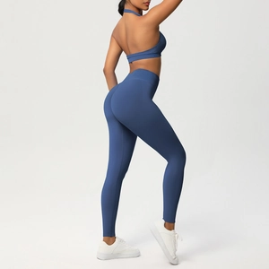 Dettaglio del set sportivo blu scuro con reggiseno allacciato al collo e leggings a vita alta
