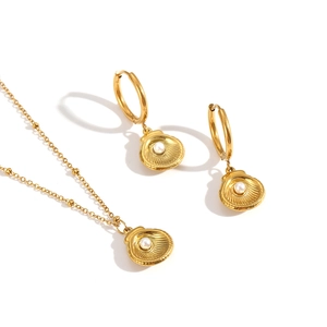 Elegante set di gioielli placcato oro 18k con conchiglia e perla collana e orecchini