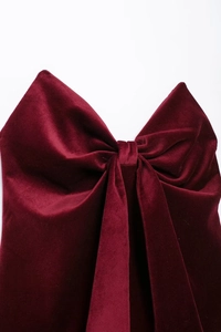 Détail d'un grand nœud en velours bordeaux avec texture douce et fini lustré élégant