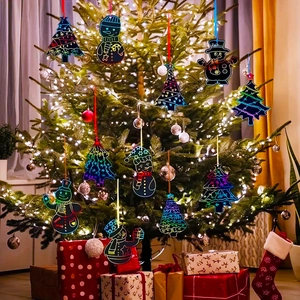 Ornements de Noël en papier à gratter arc-en-ciel suspendus sur un sapin festif
