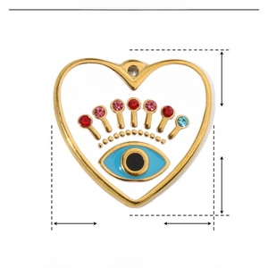 Détail macro du pendentif cœur en acier inoxydable avec œil émaillé et strass