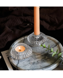Detailansicht der strukturierten Glas-Kerzenständer mit elegantem Licht- und Schatteneffekt