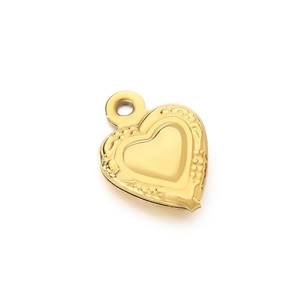 Ciondolo a cuore in acciaio inossidabile placcato oro 18k con motivi a rilievo su sfondo bianco