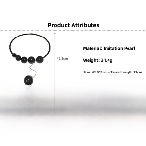 Détail du collier de perles avec franges, longueur 42,5 cm et pendentif à pompon