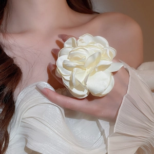 Detaillierte Nahaufnahme des cremeweißen Seidenblumenrings mit satinierten Blütenblättern