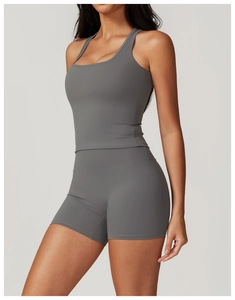 Dettaglio dei pantaloncini fitness a vita alta grigio antracite e top sportivo