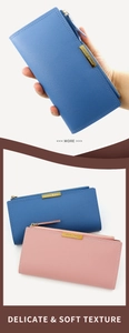 Détail du portefeuille long pour femme en cuir grainé avec plaque métallique dorée