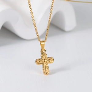 Elegante goldene Edelstahl-Kreuzhalskette mit Reliefmuster auf einer O-Kette