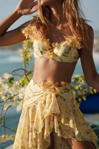 Détail du bikini floral à deux pièces avec fleurs 3D en mousseline et jupe nouée