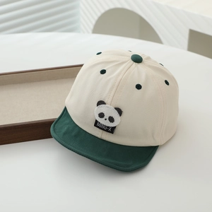 Gros plan d'une broderie panda sur une casquette bicolore en coton pour bébés