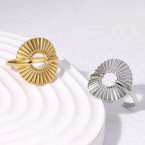 Anelli minimalisti in acciaio inossidabile placcato oro 18K e argento con texture plissettata