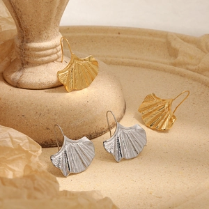 Boucles d'oreilles feuille de ginkgo en titane doré et argenté avec plis texturés