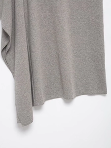 Vue détaillée du tissu en maille fine grise pour cette jupe midi asymétrique tendance