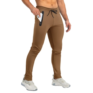 Schmal geschnittene Herren-Jogginghose in Braun mit elastischem Bund und Reißverschlusstasche