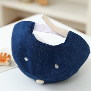 Detailansicht der Baby-Jeansmütze mit ordentlichen Nähten und verstellbarem Klettverschluss