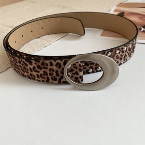 Détail de la ceinture à imprimé léopard avec clous argentés et boucle ovale