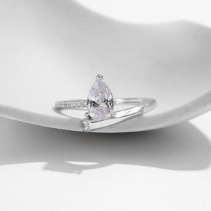 Exquisite 925 sterling silver ring with pear-cut sparkling diamond and irregular band