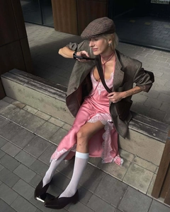 Gros plan sur la robe nuisette en satin rose avec dentelle blanche et style rétro