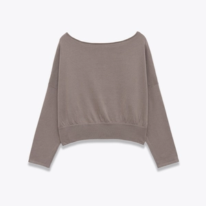 Pull en maille marron à épaules dénudées avec col bateau et manches oversize