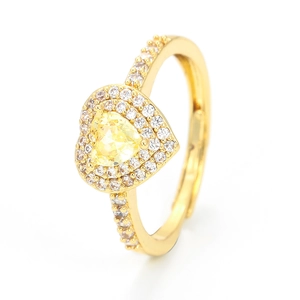 Detail eines verstellbaren Goldrings mit gelbem Herz-Zirkonia und Pavé-Besatz auf Weiß