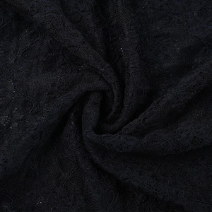 Gros plan sur la texture du tissu en dentelle florale noire avec des détails de tissage