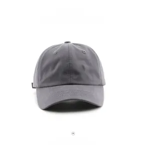 Detalle del bordado blanco Awesome en una gorra de béisbol de algodón sarga gris