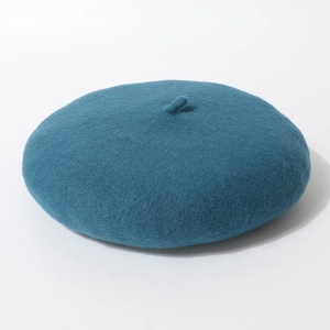Detailopname van een meerblauwe wollen baret met een gestructureerde vorm en bovenstam